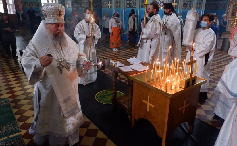 В Троицкую родительскую субботу Преосвященнейший Митрофан совершил Литургию в кафедральном соборе г. Сердобска