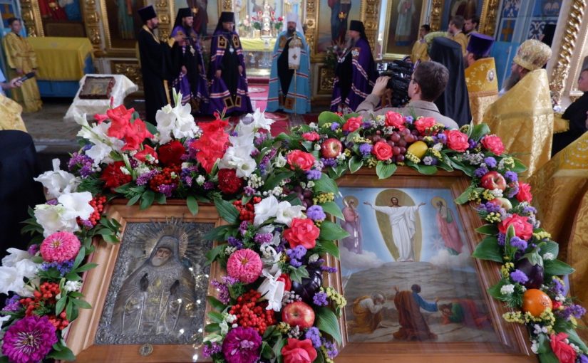 Праздничная Божественная литургия  в день памяти обретения мощей святителя Митрофана Воронежского