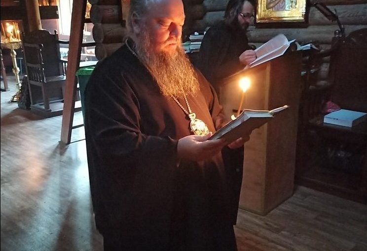 Епископ Митрофан молился на вечернем богослужении в пещерном монастыре прп. Антония и Феодосия Печерских с. Сканово