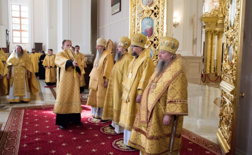 Божественная литургия в день 10-летия архиерейской хиротонии митрополита Серафима