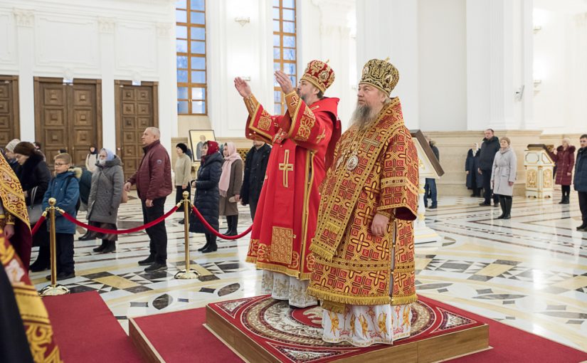В Неделю 26-ю по Пятидесятнице митрополит Серафим и епископ Митрофан совершили литургию в Спасском кафедральном соборе