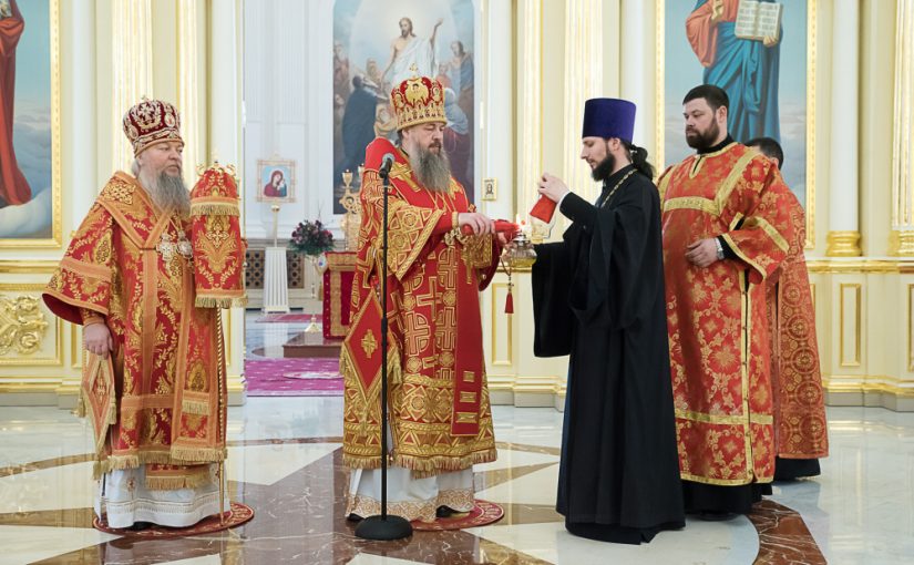 Митрополит Серафим и епископ Митрофан совершили Пасхальную вечерню в Спасском кафедральном соборе