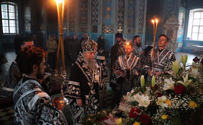 Епископ Митрофан совершил утреню с чином погребения  в кафедральном соборе Архангела Михаила г.Сердобска
