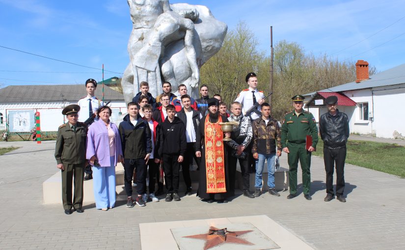 В торжественных проводах новобранцев принял участие благочинный Тамалинского округа протоиерей Сергий Спицын