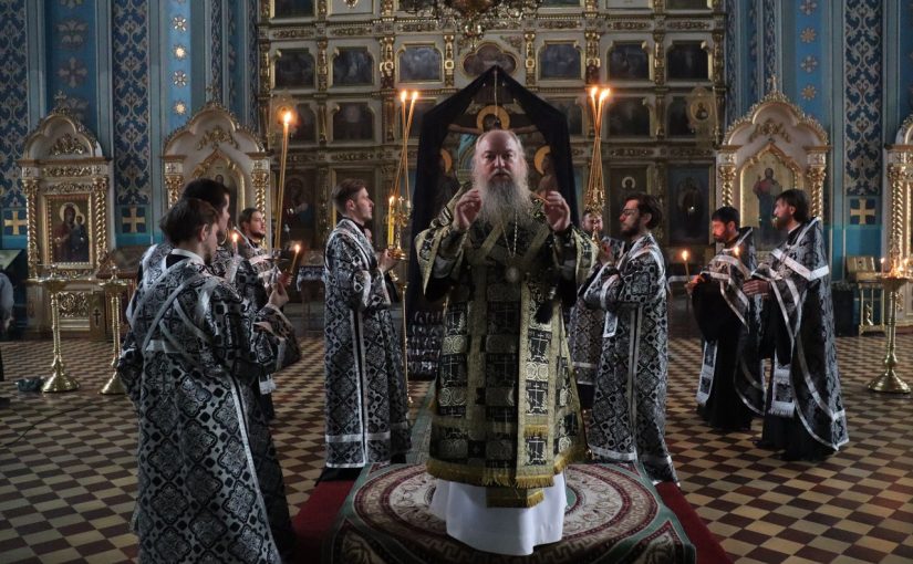 Епископ Митрофан совершил вечерню с чином Пассии  в кафедральном соборе Архангела Михаила г.Сердобска