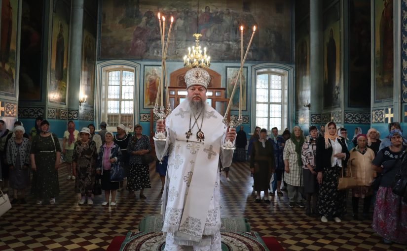 В Троицкую родительскую субботу епископ Митрофан совершил литургию в кафедральном соборе Архангела Михаила г.Сердобска