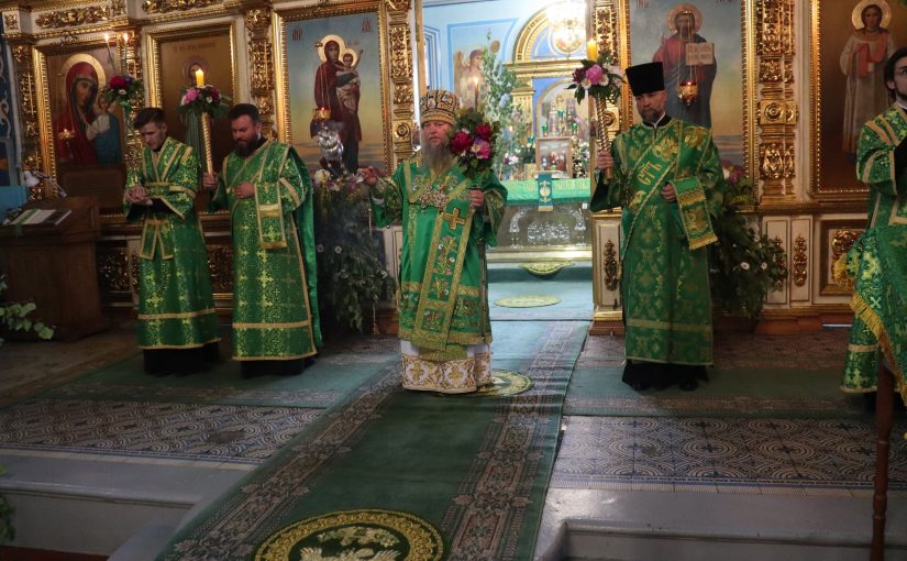 В канун праздника Троицы епископ Митрофан совершил всенощное бдение в кафедральном соборе Архангела Михаила г.Сердобска