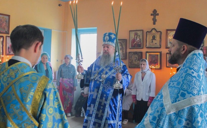 Епископ Митрофан совершил Божественную литургию в храме Казанской иконы Божией Матери р.п.Беково
