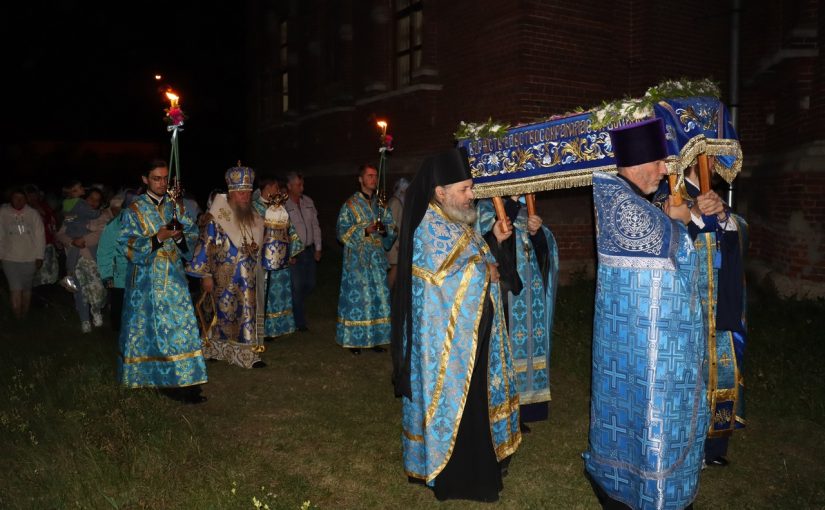 Епископ Митрофан совершил всенощное бдение с чином Погребения Плащаницы в  кафедральном соборе Архангела Михаила г.Сердобска