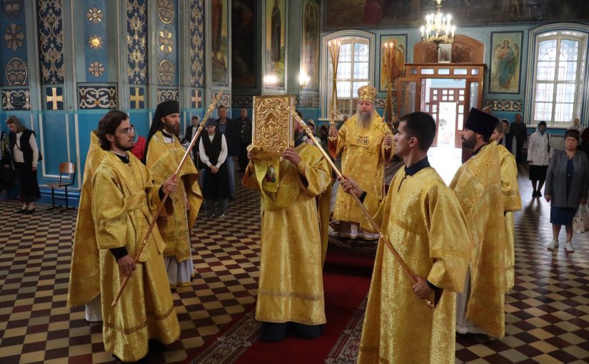 В Неделю 12-ю по Пятидесятнице епископ Митрофан совершил литургию в кафедральном соборе Архангела Михаила г. Сердобска