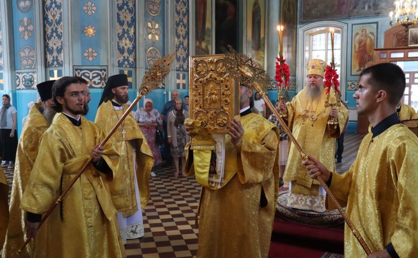 Епископ Митрофан возглавил Божественную литургию в кафедральном соборе Архангела Михаила г. Сердобска в день своего тезоименитства