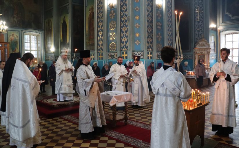 В Димитриевскую родительскую субботу епископ Митрофан совершил Литургию в кафедральном соборе Архангела Михаила г.Сердобска