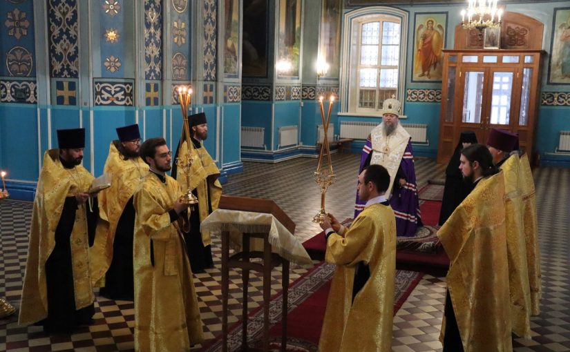 Епископ Митрофан совершил молебен о здравии Патриарха Московского и всея Руси Кирилла