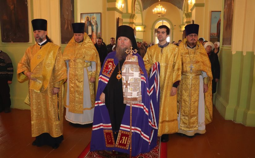 В Неделю 25-ю по Пятидесятнице епископ Митрофан совершил Литургию в церкви Михаила Архангела п.г.т. Башмаково