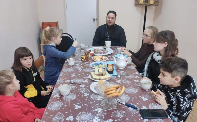 Благочинный Башмаковского округа протоиерей Сергий Козлов провёл беседу с детьми в духовно-просветительском центре «Благовест» р.п. Башмаково