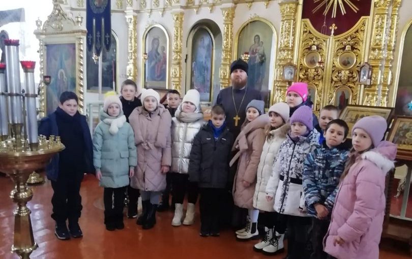Благочинный Вадинского округа иерей Сергий Третьяков провёл экскурсию по храму для обучающихся третьих классов  МОУ СОШ с.Вадинска