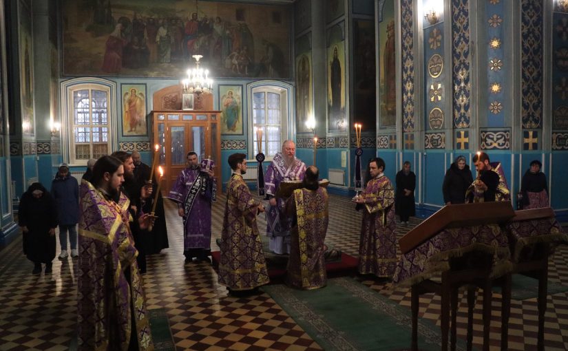 В канун Недели 2-й Великого Поста епископ Митрофан совершил всенощное бдение в кафедральном соборе Архангела Михаила г.Сердобска