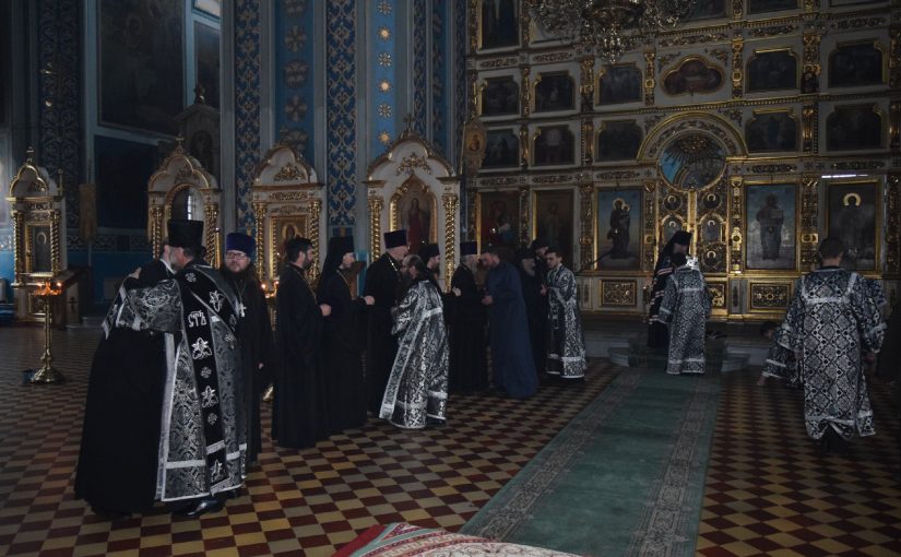 Епископ Митрофан совершил Великую вечерню с чином прощения  в кафедральном соборе Архангела Михаила г.Сердобска