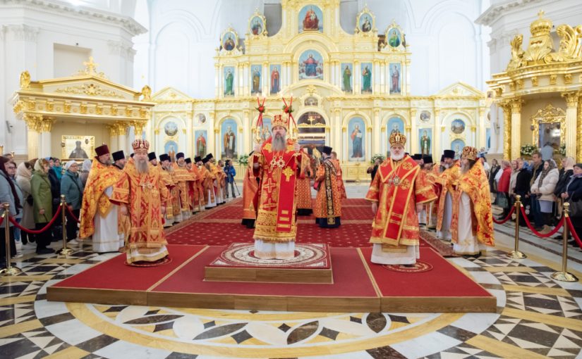 Иерархи Пензенской митрополии совершили Пасхальную вечерню в Спасском кафедральном соборе