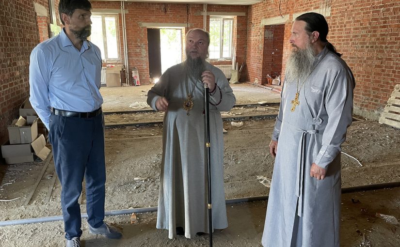 Епископ Митрофан ознакомился с ходом ведения строительства Духовно-просветительского центра в г.Спасске