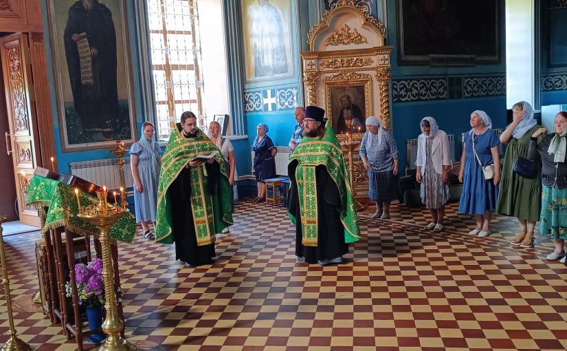 В день памяти святых Петра и Февронии Муромских в кафедральном соборе Архангела Михаила г.Сердобска совершили молебен святым покровителям семьи