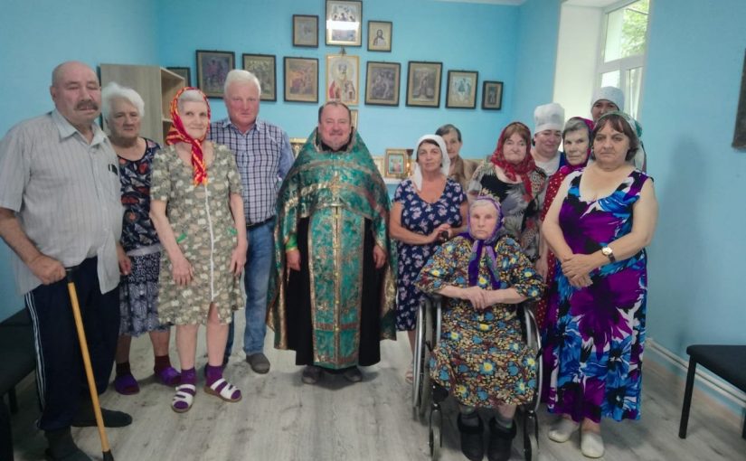 Протоиерей Георгий Красевич совершил освящение молитвенной комнаты при МБСУ СО «Поимский пансионат»