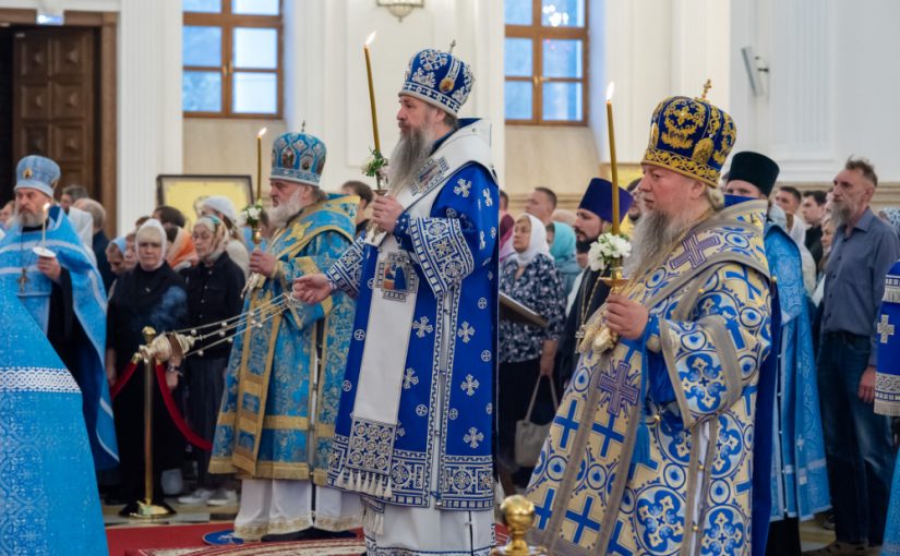 В канун чествования Казанской-Пензенской иконы Божией Матери архипастыри Пензенской митрополии совершили всенощное бдение в Спасском соборе