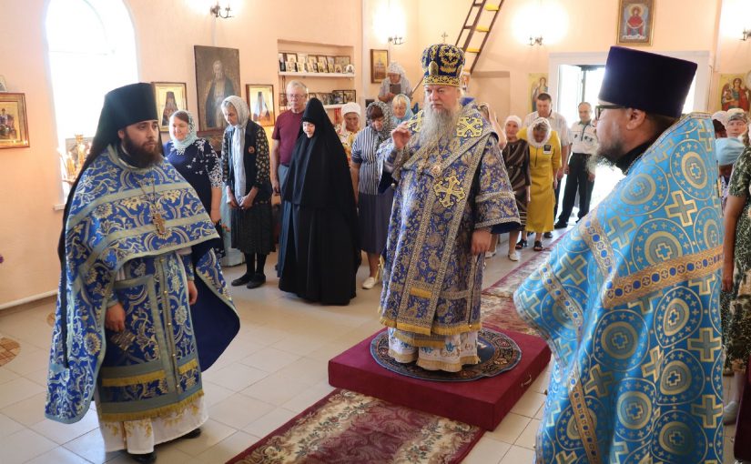 Епископ Митрофан совершил Литургию в церкви Вмч. Димитрия Солунского с.Покровка Бековского района