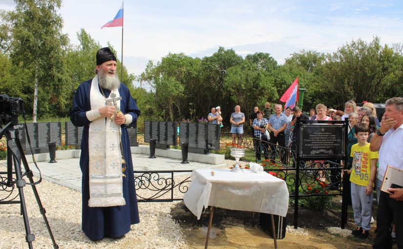 В Кевдо-Вершине Белинского района состоялось освящение мемориала воинам-землякам и труженикам тыла, возведенного на собранные всем миром средства