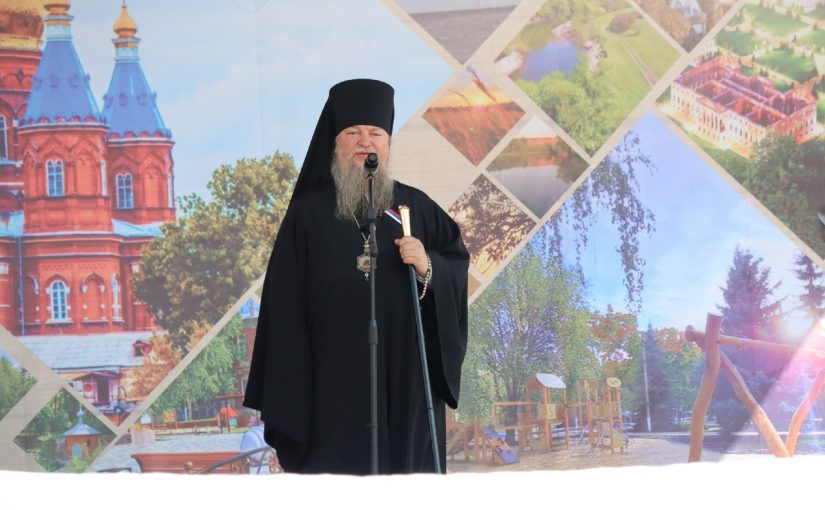 Епископ Митрофан принял участие в городском торжественном мероприятии, посвященном Дню государственного флага России