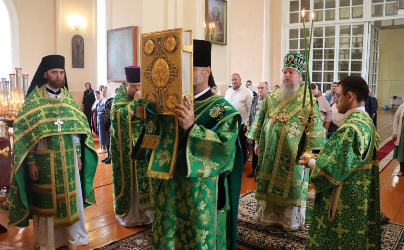 В день памяти преподобного Серафима Саровского епископ Митрофан совершил Литургию в Троицкой церкви с.Малая Ижмора Земетчинского района