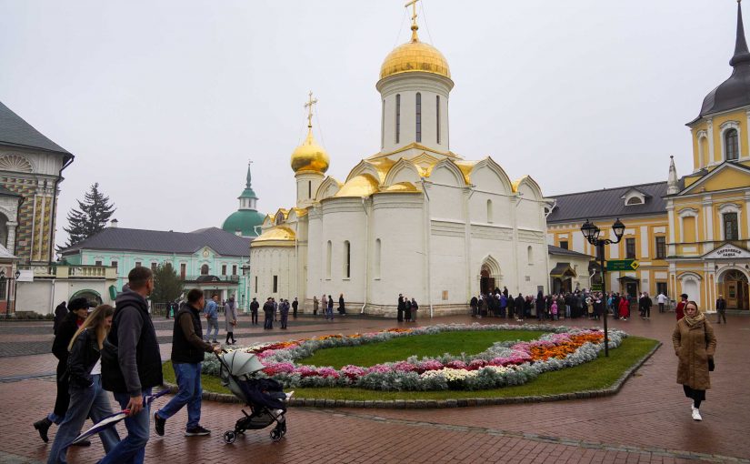 Малая вечерня с чтением акафиста преподобному Сергию Радонежскому в Троице-Сергиевой лавре