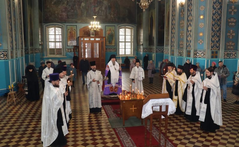 В  День памяти жертв политических репрессий епископ Митрофан совершил панихиду в кафедральном соборе Архангела Михаила г.Сердобска