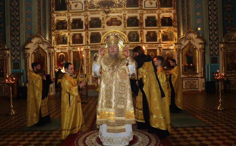 В канун Недели 27-й по Пятидесятнице, святых праотец,  епископ Митрофан совершил Всенощное бдение в  кафедральном соборе Архангела Михаила г.Сердобска