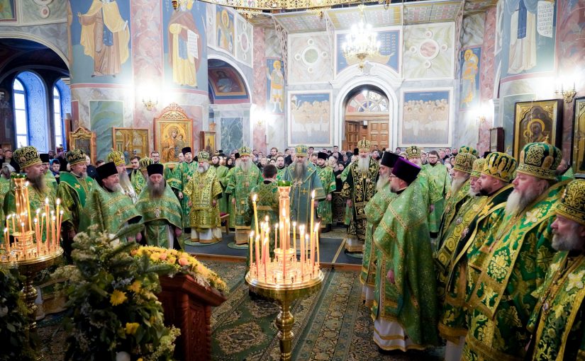 В день памяти преподобного Серафима Саровского сонм архипастырей Русской Православной Церкви совершил Божественную литургию в Серафимо-Дивеевском монастыре