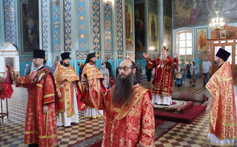 Епископ Митрофан совершил Божественную Литургию в кафедральном соборе Архангела Михаила г. Сердобск
