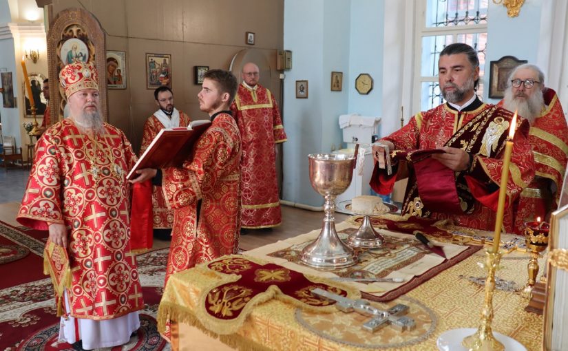 В  день Происхождения (изнесения) Честных Древ Животворящего Креста Господня епископ Митрофан совершил Литургию в церкви Покрова Божией Матери с.Черкасское Колышлейского района