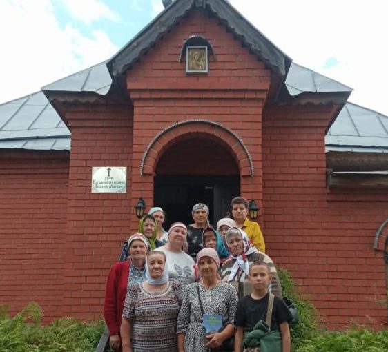 Прихожане Никольского храма села Чаадаевки совершили паломничество в Сазанье