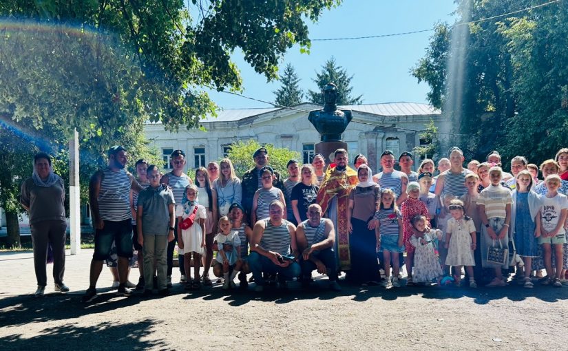 В  День Воздушно-десантных войск  в районном центре Колышлей состоялся крестный ход и молебен для десантников