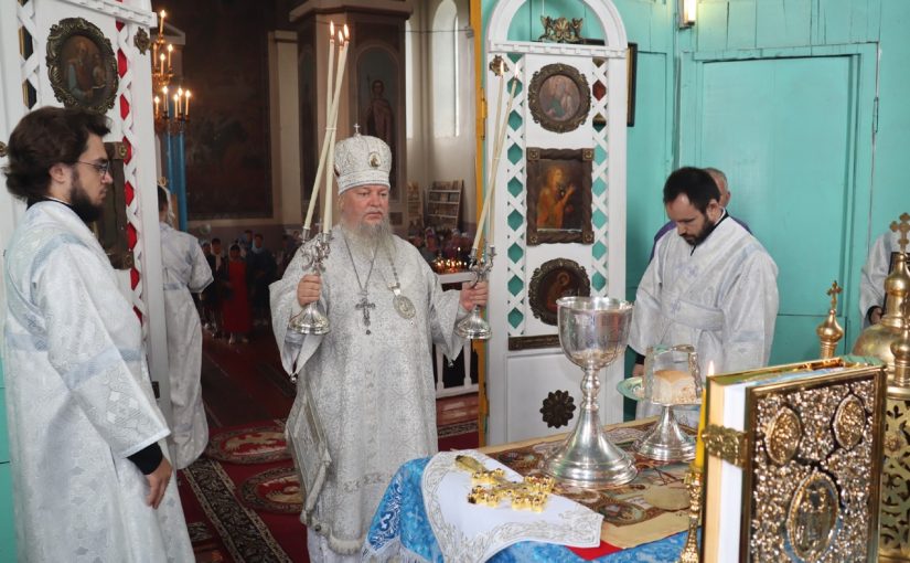 В Неделю 11-ю по Пятидесятнице епископ Митрофан совершил Божественную литургию в Казанской церкви с.Липовка Башмаковского района