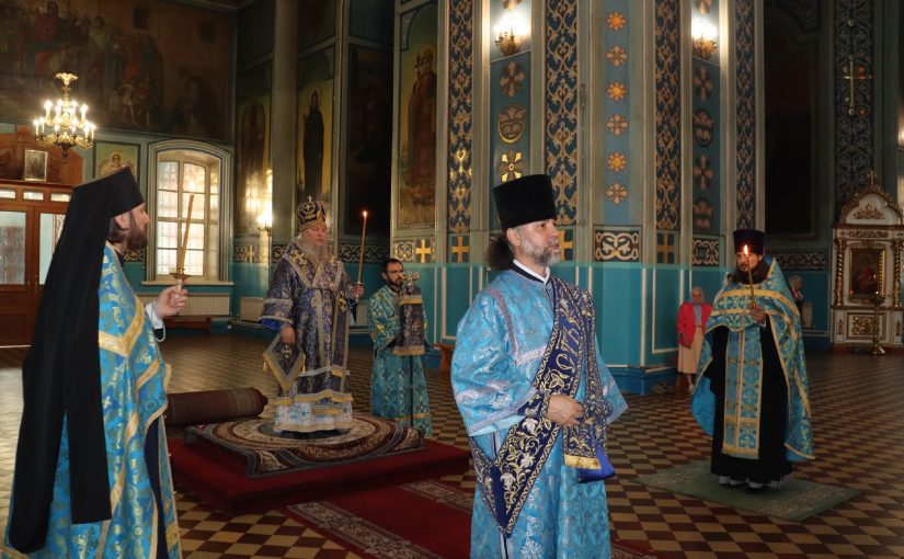 В канун Недели 12-й по Пятидесятнице епископ Митрофан совершил всенощное бдение в кафедральном соборе Архангела Михаила г.Сердобска