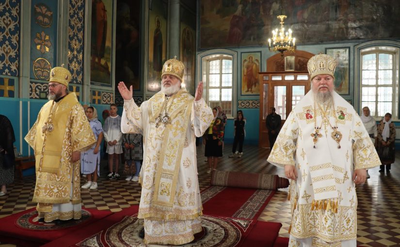 Божественная Литургия в кафедральном соборе Архангела Михаила г.Сердобска в день тезоименитства епископа Сердобского и Спасского Митрофана