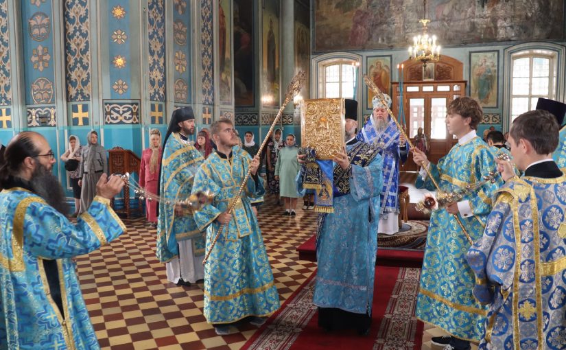 В Неделю 9-ю по Пятидесятнице епископ Митрофан совершил Литургию в кафедральном соборе Архангела Михаила г.Сердобска