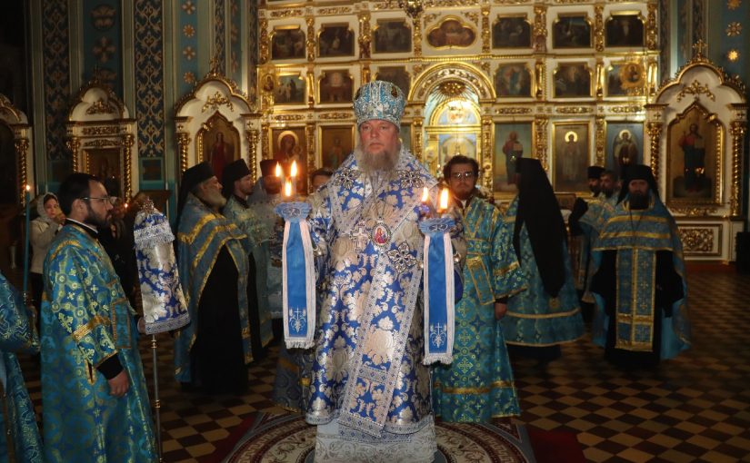 Епископ Митрофан совершил всенощное бдение с чином Погребения Плащаницы в кафедральном соборе Архангела Михаила г.Сердобска