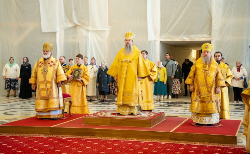 В день памяти святого благоверного князя Александра Невского епископ Митрофан сослужил митрополиту Серафиму за литургией в Спасском кафедральном соборе