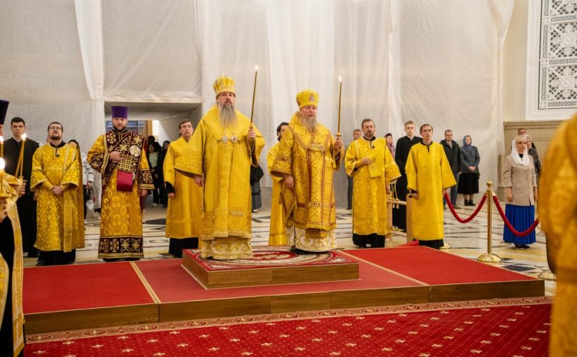 В канун дня памяти святого благоверного князя Александра Невского митрополит Серафим и епископ Митрофан совершили всенощное бдение в Спасском кафедральном соборе