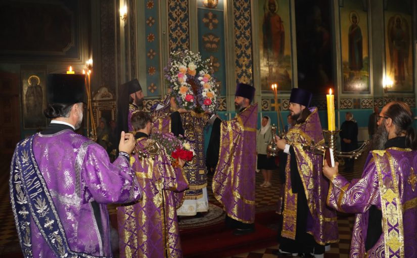 В канун Воздвижения Креста Господня епископ Митрофан совершил всенощное бдение в кафедральном соборе Архангела Михаила г.Сердобска