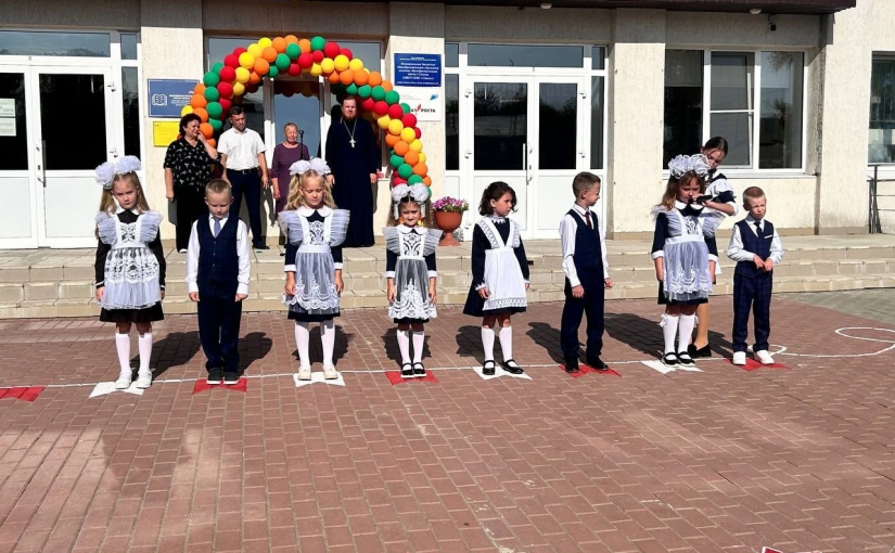 Благочинный Спасского округа иерей Святослав Бобко посетил торжественную линейку, посвященную началу учебного года, в МБОУ ООШ г. Спасска