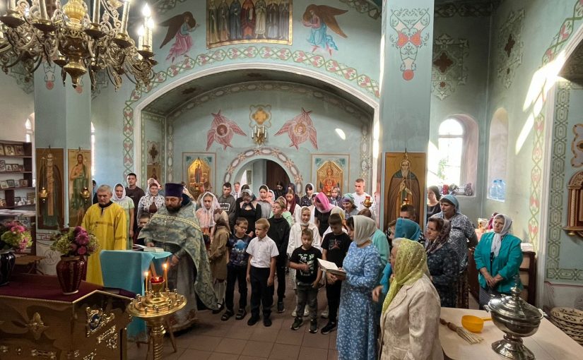 Учащиеся и их родители посетили молебен перед новым учебным годом в церкви Иоанна Златоуста с.Никульевка Башмаковского района