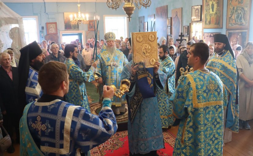 В престольный праздник епископ Митрофан совершил Литургию в церкви Рождества Пресвятой Богородицы с.Трескино Колышлейского района
